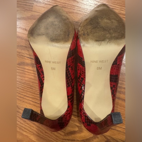 Nine West Tatiana Red and Black Snakeskin Pointy Heels Size 6M - Picture 7 of 10